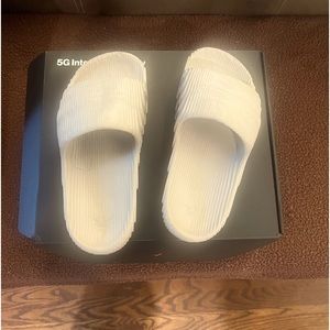 Adidas Slides - worn once Women’s 8.5, Men’s 7. Actual receipt shown in photos